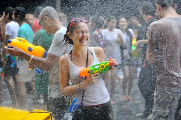 17 - Faire une bataille d'eau pendant Songkran, le nouvel an thaï