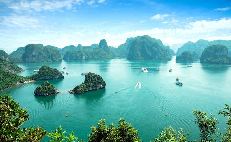 2. Une croisière sur la Baie d’Halong, l’une des sept nouvelles merveilles du monde