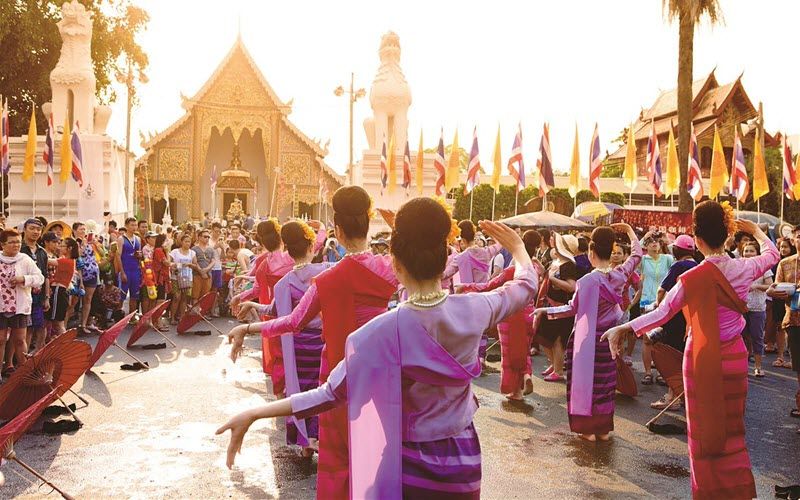 La tradition de Songkran : famille, bénédictions et défilés