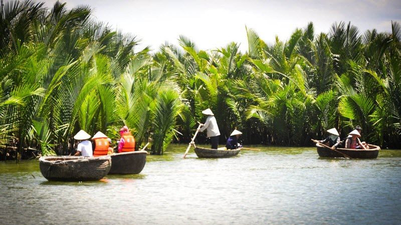 Une balade familiale dans une barque traditionnelle à Hoi An