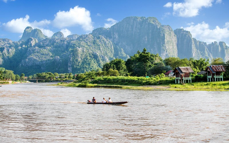 10. Admirer les falaises de Vang Vieng