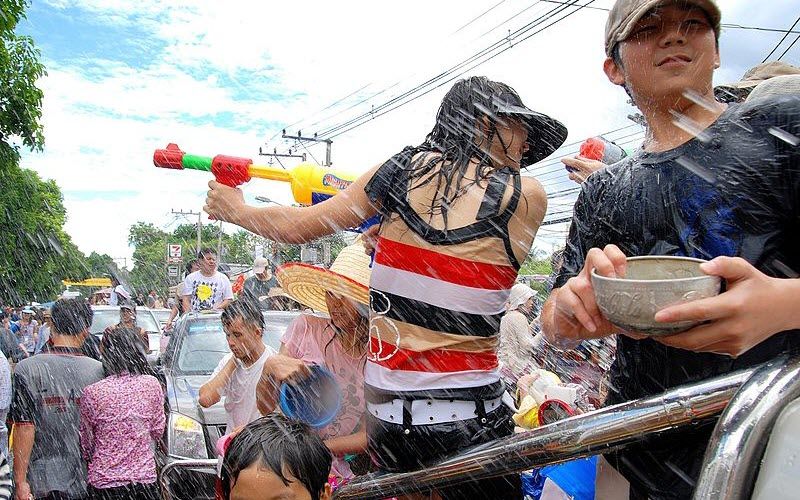 Quand la fête de l’eau en Thaïlande devient la plus grande bataille d'eau du monde !