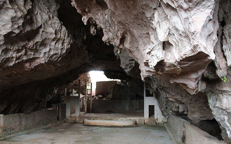 7. Explorer les grottes de Vieng Xai