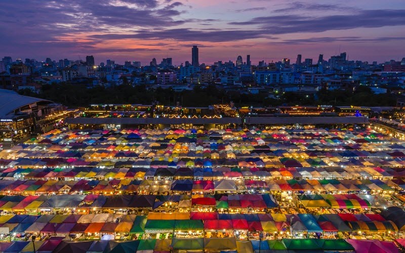 Le marché de nuit de Ratchada : des centaines de stands de street food à 1€ !