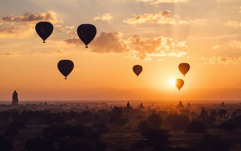 3. Faire un vol en Montgolfière au-dessus des temples de Bagan