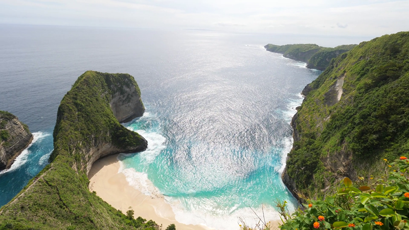 La plage de Kelingking Beach sur Nusa Penida, au large de Bali en Indonésie