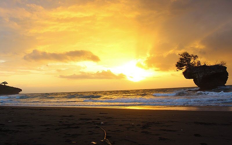 La plage de Pangandaran sur l'île de Java en Indonésie