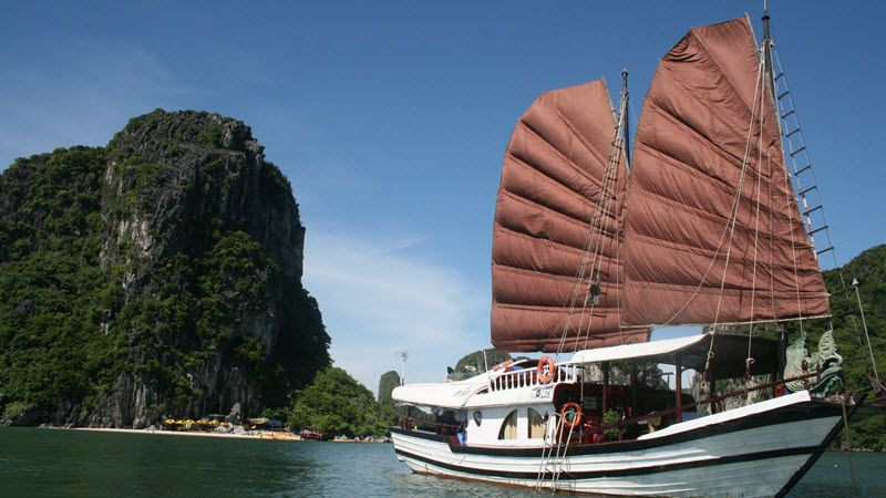 Une nuit dans un bateau sur la baie d’Halong