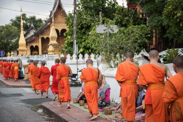 Le Tak Bat, une tradition vieille de 700 ans