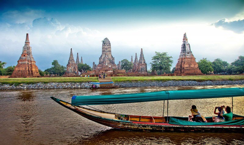 Bateau sur le fleuve Chao Phraya avec vue sur les temples d' Ayutthaya