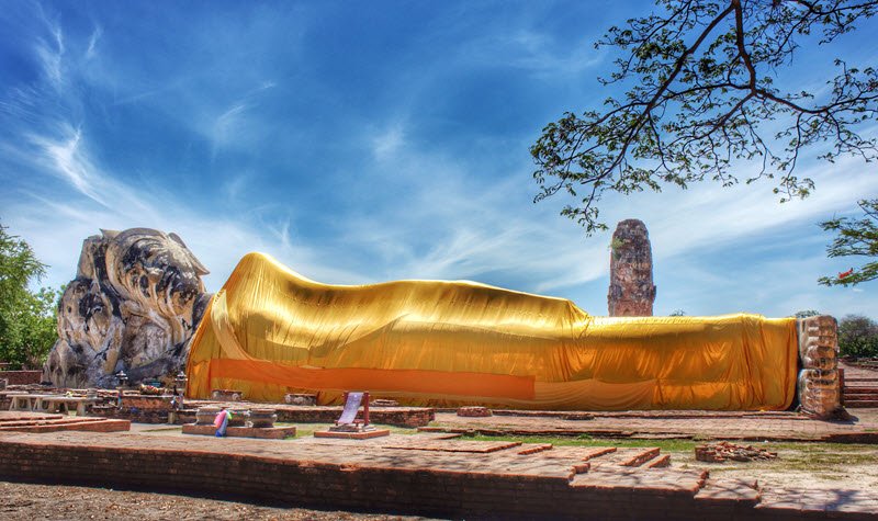 Bouddha couché d'Ayutthaya enveloppé d'un drap doré