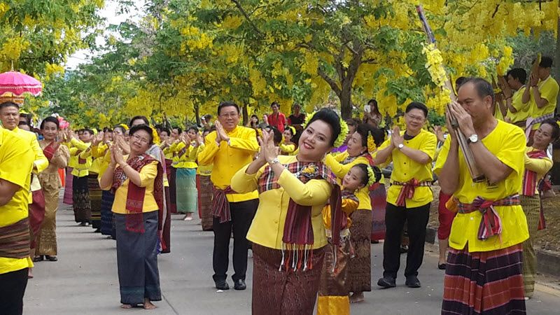 procession avec danseurs traditionnels de songkran à Khon Kaen