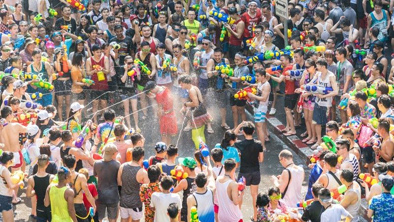 foule participant à une bataille d'eau pour la fête de l'eau à Pattaya