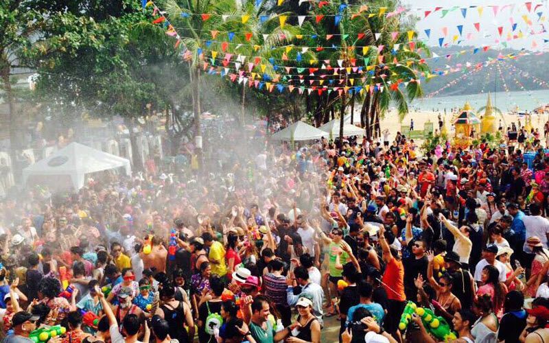 foule participant à la fête de l'eau à Phuket