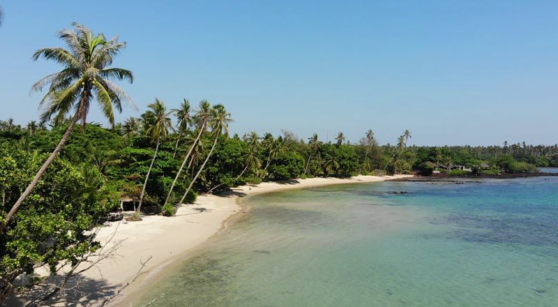 plage de ao kao à koh mak, palmiers et eau turquoise