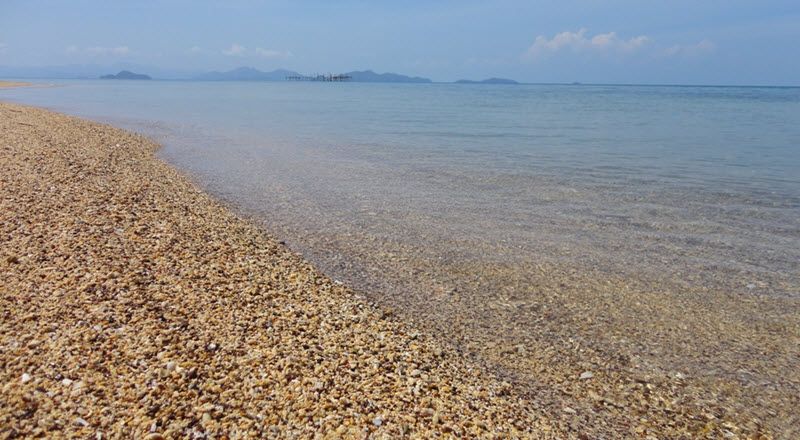 sable et plage de Laem son à Koh Mak