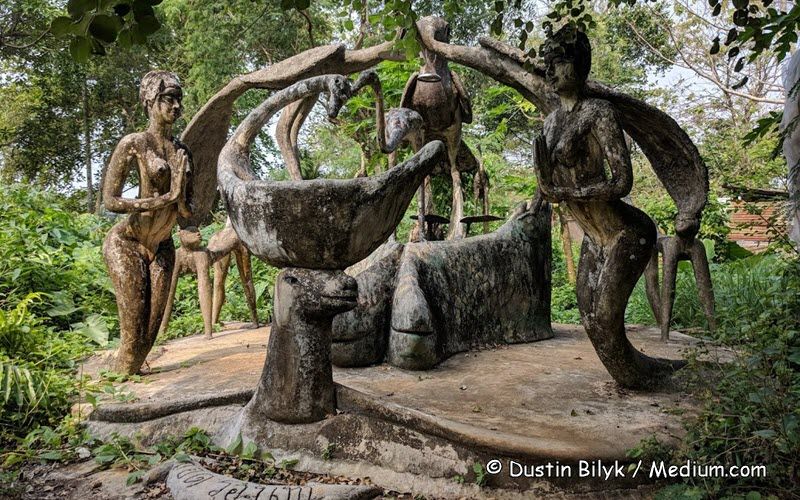 statues en béton créées par l'artiste Somchai