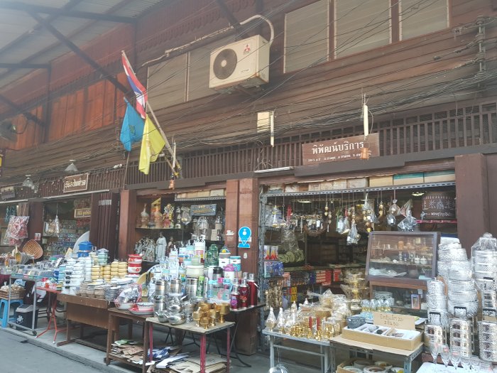 Jour 5 : DIMANCHE – Visite du marché centenaire de Sam Chuk et Déjeuner croisière à bord d’une barge à riz 