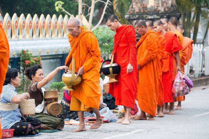 Jour 9 : JEUDI – Offrandes aux moines, tour de ville à pieds dans Chiang Maï et train de nuit pour Bangkok