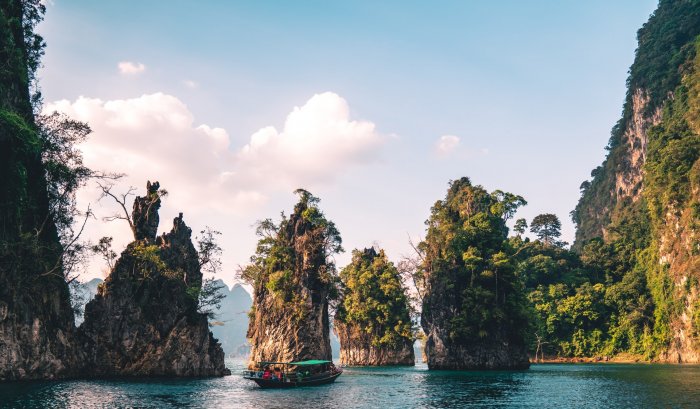 Jour 2 : KHAO SOK – LAC CHEOW LAN (P.dej/Déj/Din)