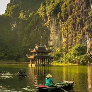 Local-boat-Tam-Coc-1