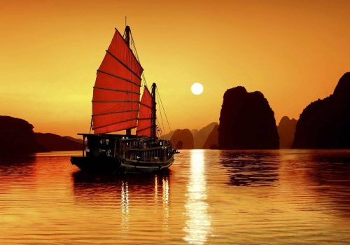 Activités-pour-les-jeunes-voyageurs-sur-la-croisière-dans-la-baie-d’Halong-scaled