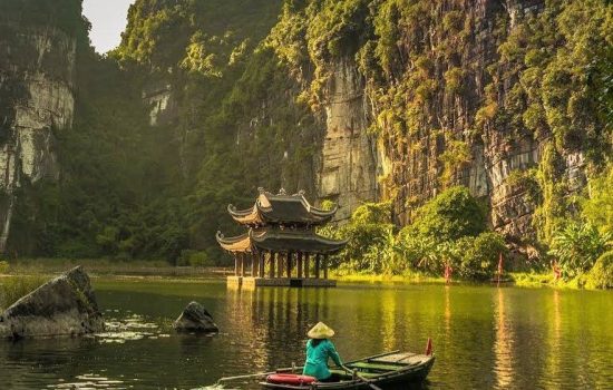 Local-boat-Tam-Coc-1