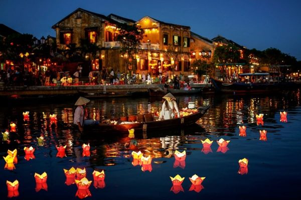 Taking-a-Hoi-An-lantern-boat-ride