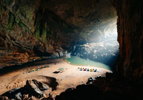 hang-en-cave-vietnam-camping-site-scaled