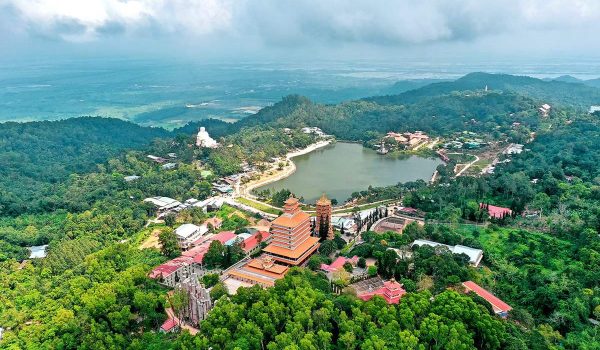 kinh-nghiem-tham-quan-nui-cam-chon-rung-thieng-huyen-bi-vung-that-son-01-1660645339