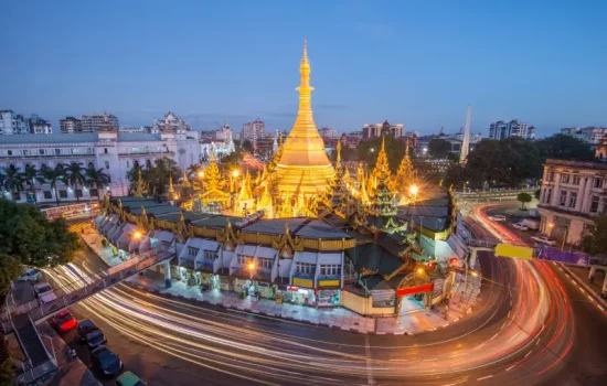 yangon-la-vieille-capitale-du-myanmar-le-trafic-de-avec-longue-exposition-au-point-repère-célèbre-pagoda-sule-après-coucher-146011031